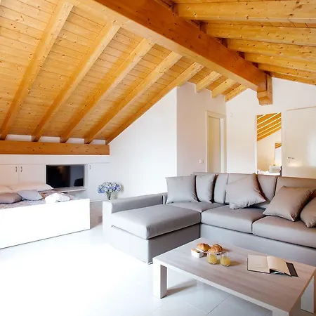 Lägenhet 5 - Sleeps Up To 10 By Italian *