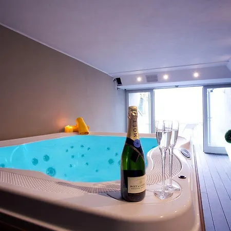 5 - Sleeps Up To 10 By Italian