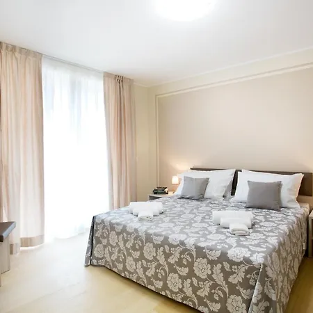 5 - Sleeps Up To 10 By Italian Lägenhet