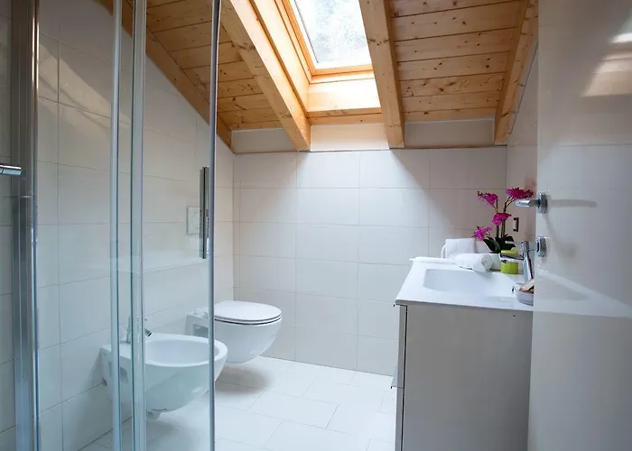 5 - Sleeps Up To 10 By Italian Apartment