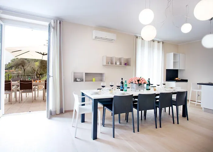 5 - Sleeps Up To 10 By Italian Apartment Sala Comacina