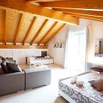 Apartment 5 - Sleeps Up To 10 By Italian *