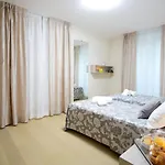 Διαμέρισμα 5 - Sleeps Up To 10 By Italian *