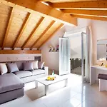 5 - Sleeps Up To 10 By Italian Apartment