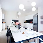 5 - Sleeps Up To 10 By Italian