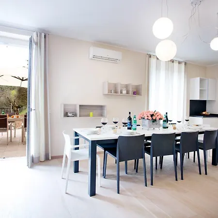 5 - Sleeps Up To 10 By Italian Apartment Sala Comacina