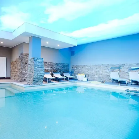 5 - Sleeps Up To 10 By Italian Appartement