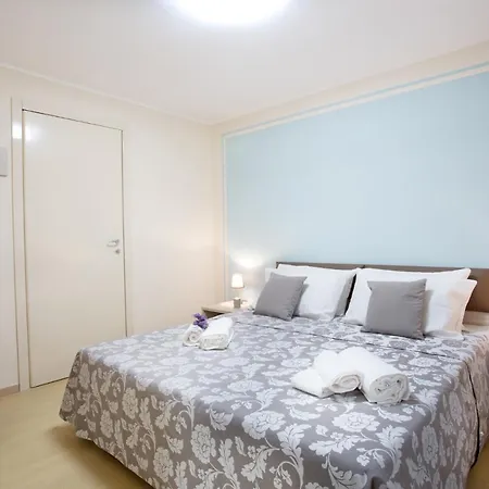 5 - Sleeps Up To 10 By Italian