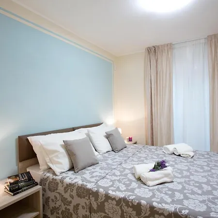 Appartement 5 - Sleeps Up To 10 By Italian Sala Comacina