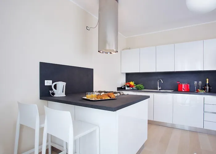 5 - Sleeps Up To 10 By Italian *