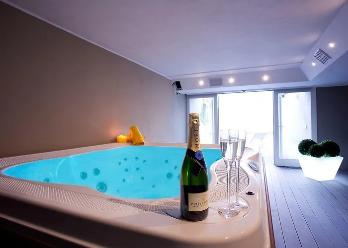 5 - Sleeps Up To 10 By Italian