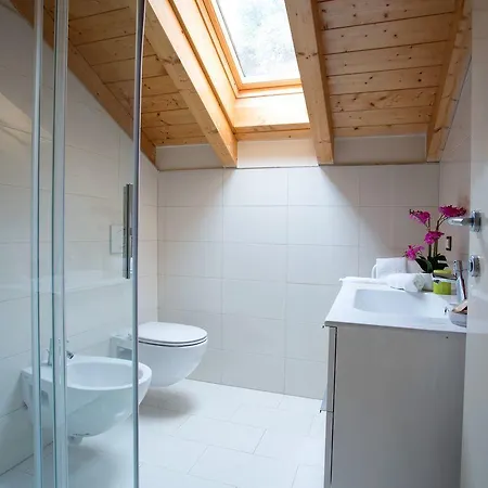 5 - Sleeps Up To 10 By Italian Apartment