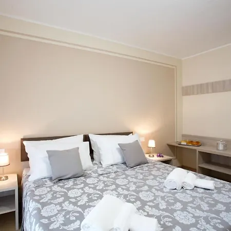 5 - Sleeps Up To 10 By Italian Apartment Sala Comacina