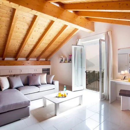 5 - Sleeps Up To 10 By Italian Apartment