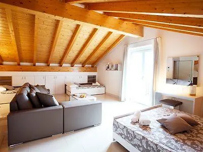 Apartment 5 - Sleeps Up To 10 By Italian *