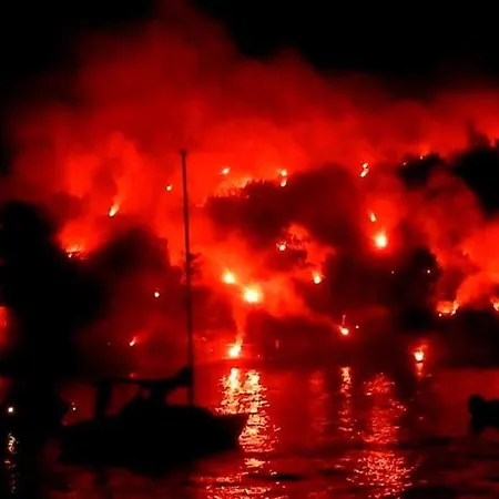 5 - Sleeps Up To 10 By Italian サーラ・コマチーナ