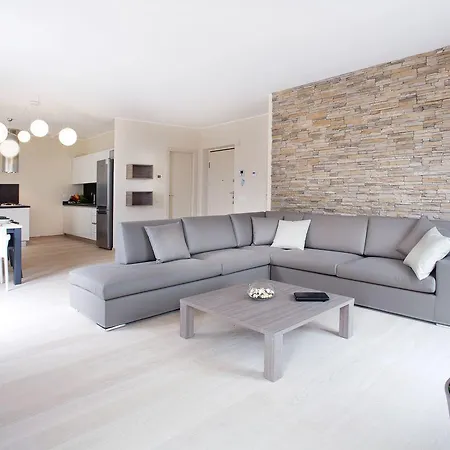 Apartment 5 - Sleeps Up To 10 By Italian Sala Comacina