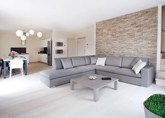 Apartman 5 - Sleeps Up To 10 By Italian Sala Comacina