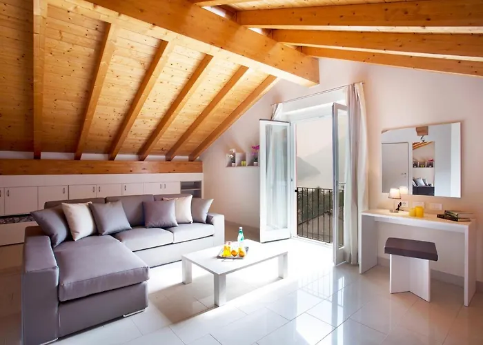 5 - Sleeps Up To 10 By Italian Apartman