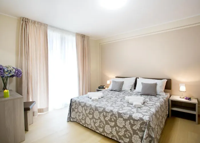 5 - Sleeps Up To 10 By Italian Apartman